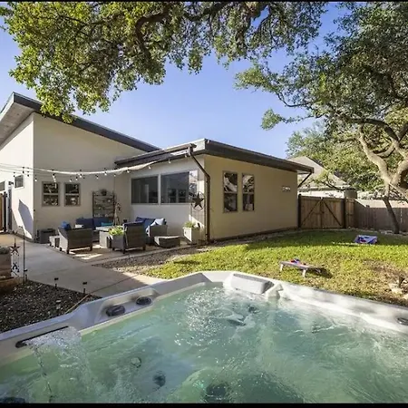 Large Hot Tub! Family Friendly - Stylish And Cozy Villa